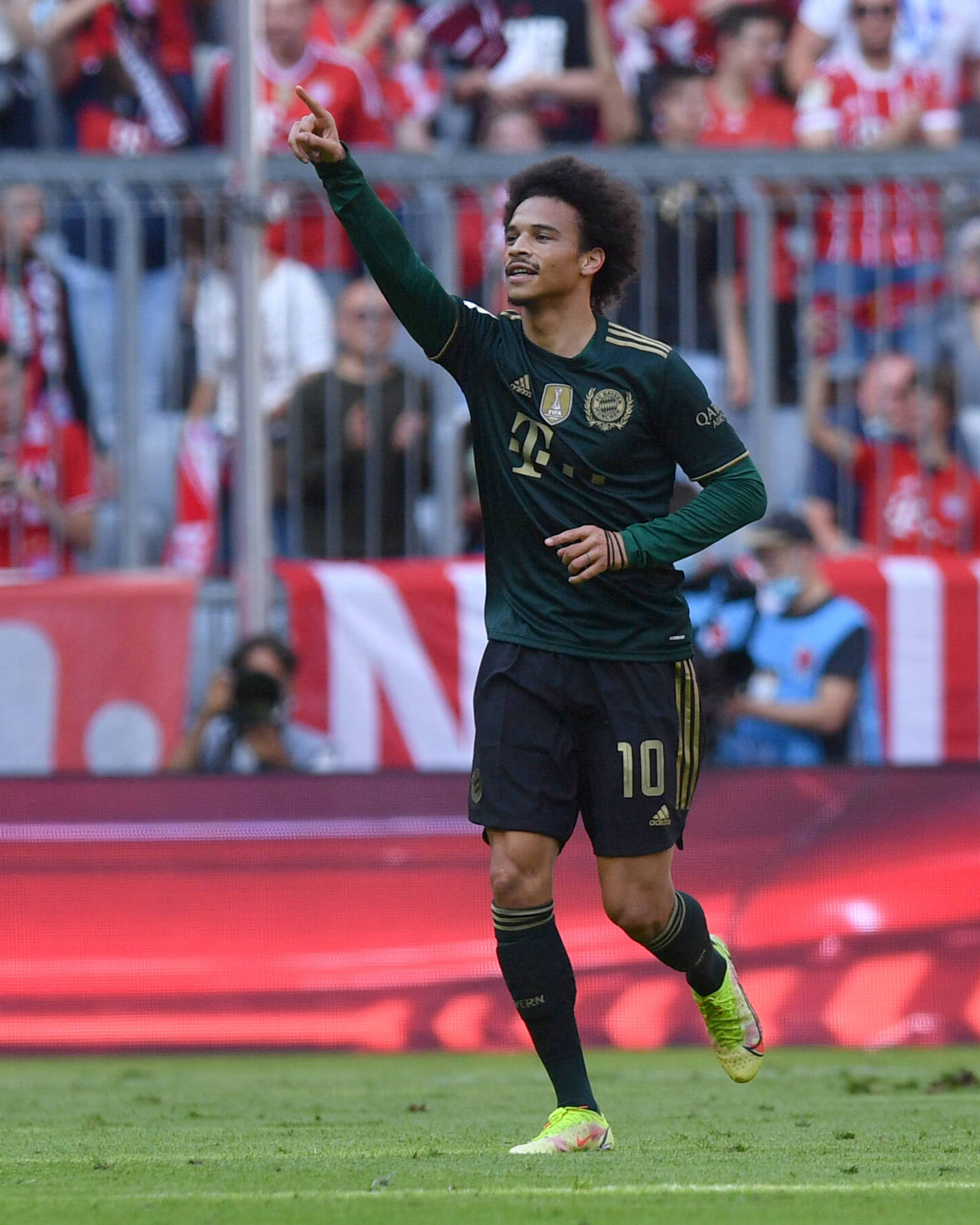 高清图:莱万被替换下场致谢球迷 穆勒基米希击掌