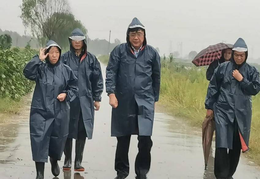 东明县委书记张继争冒雨到武胜桥镇视察汛情