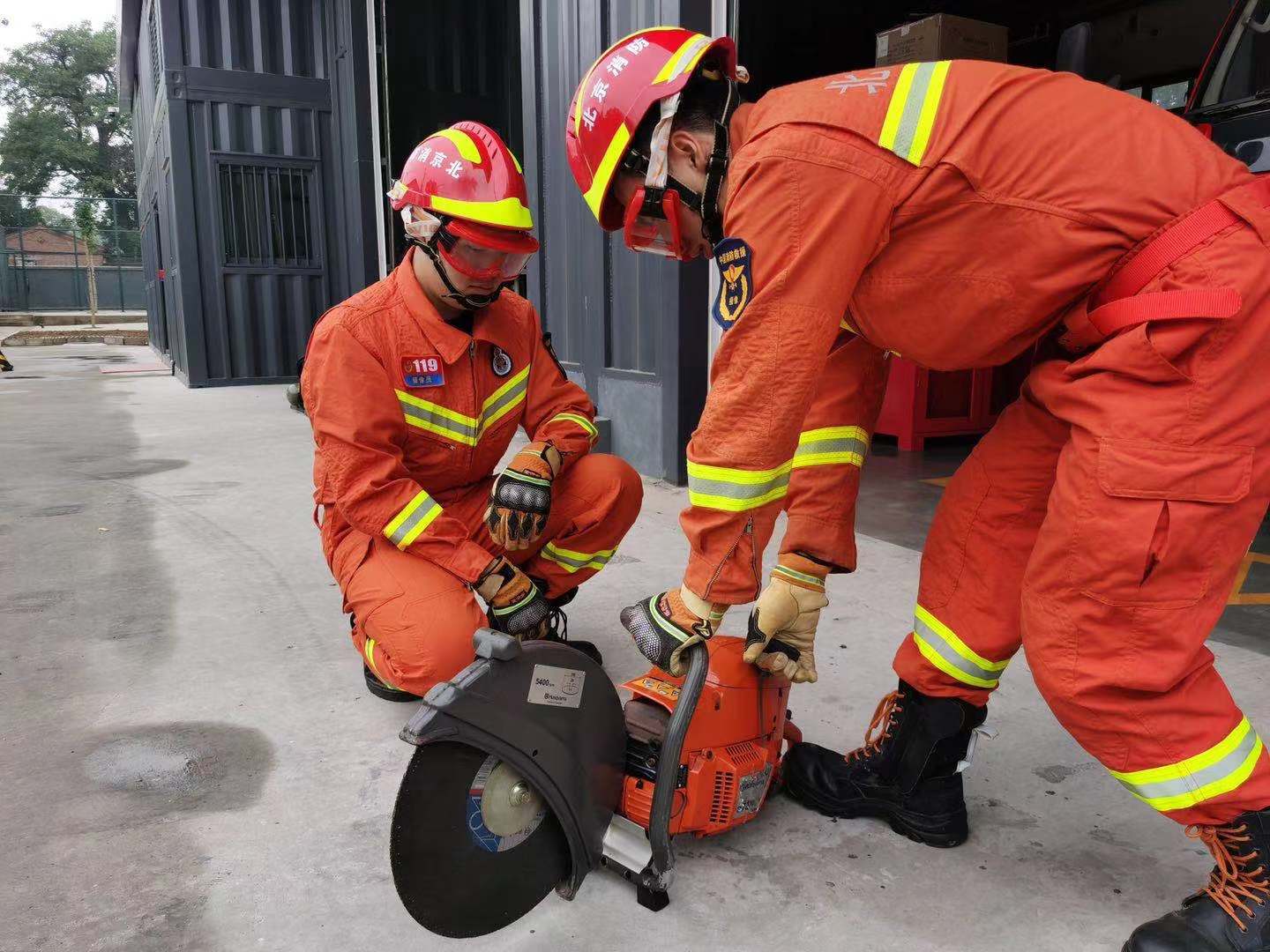 石景山水屯消防站开展节前车辆器材装备检查