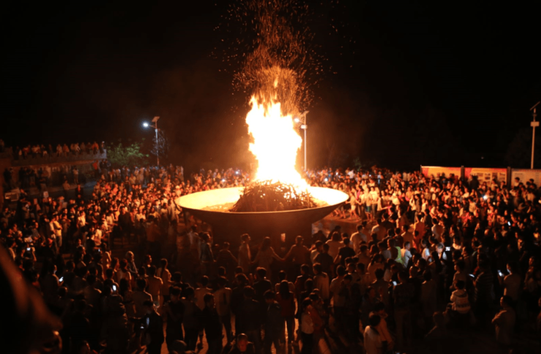 绚丽多姿布依族"六月六"等苗族"吹乐抢婚""花山节"此外,彝族"火把节""