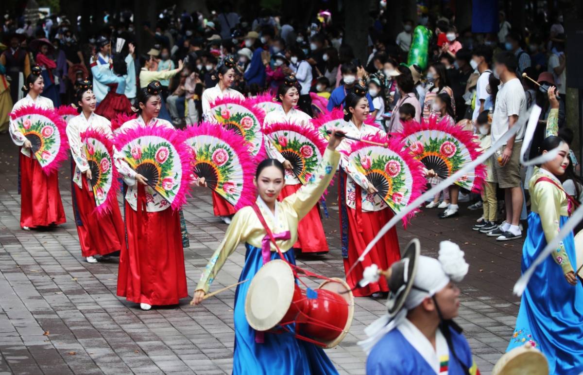 中秋节假期期间 韩国民众在民俗文化村观看表演