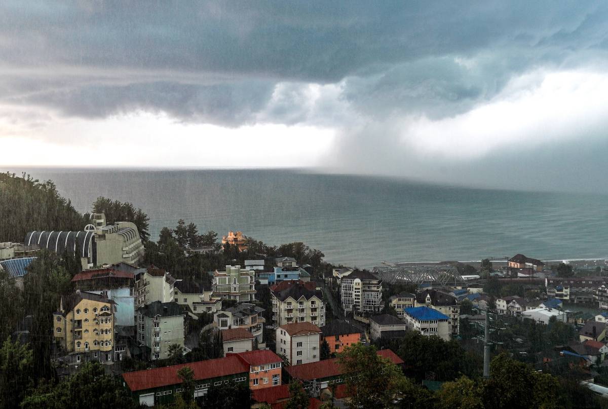 场面震撼!闪电"击中"俄罗斯索契黑海海面