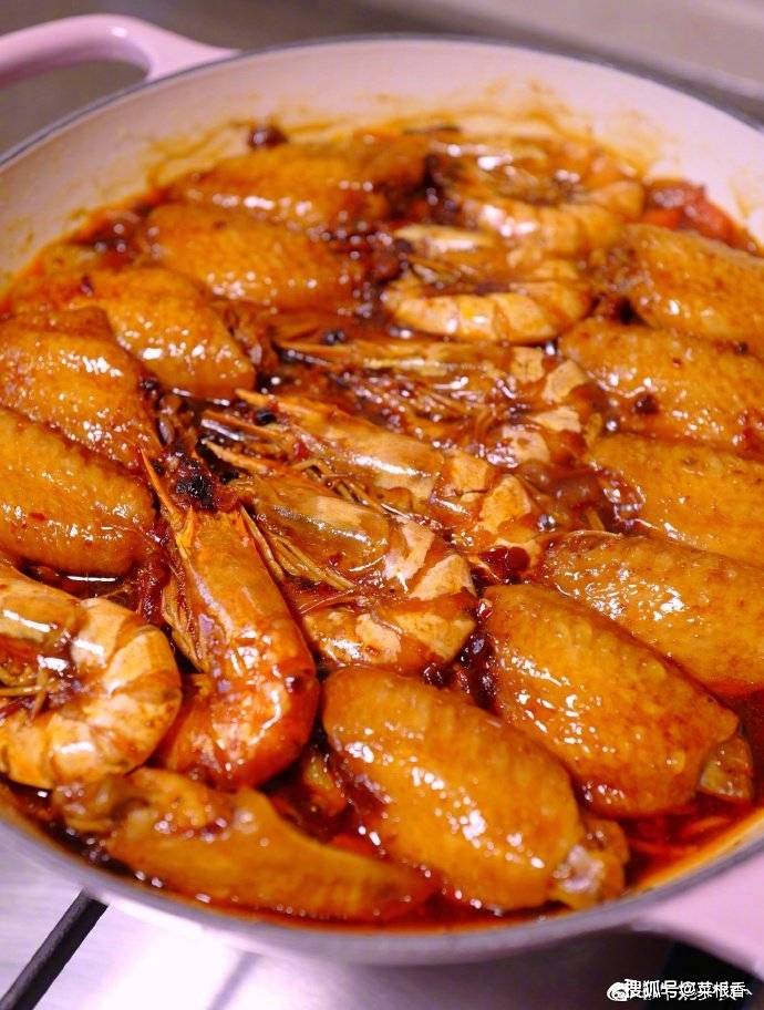 一锅就能焖出嫩到脱骨的鸡翅,香辣大虾,软糯的土豆和蔬菜