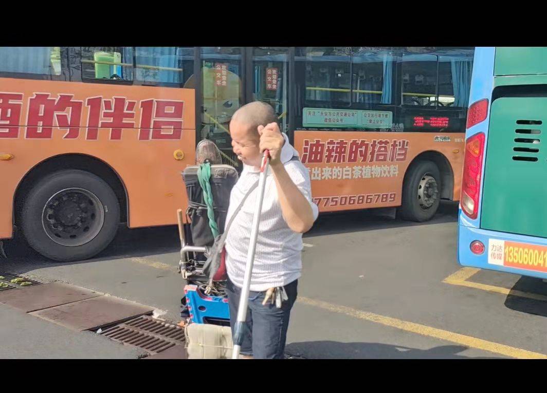 直击中国当代阿炳永安盲人二胡演奏家刘朝晖上街卖艺