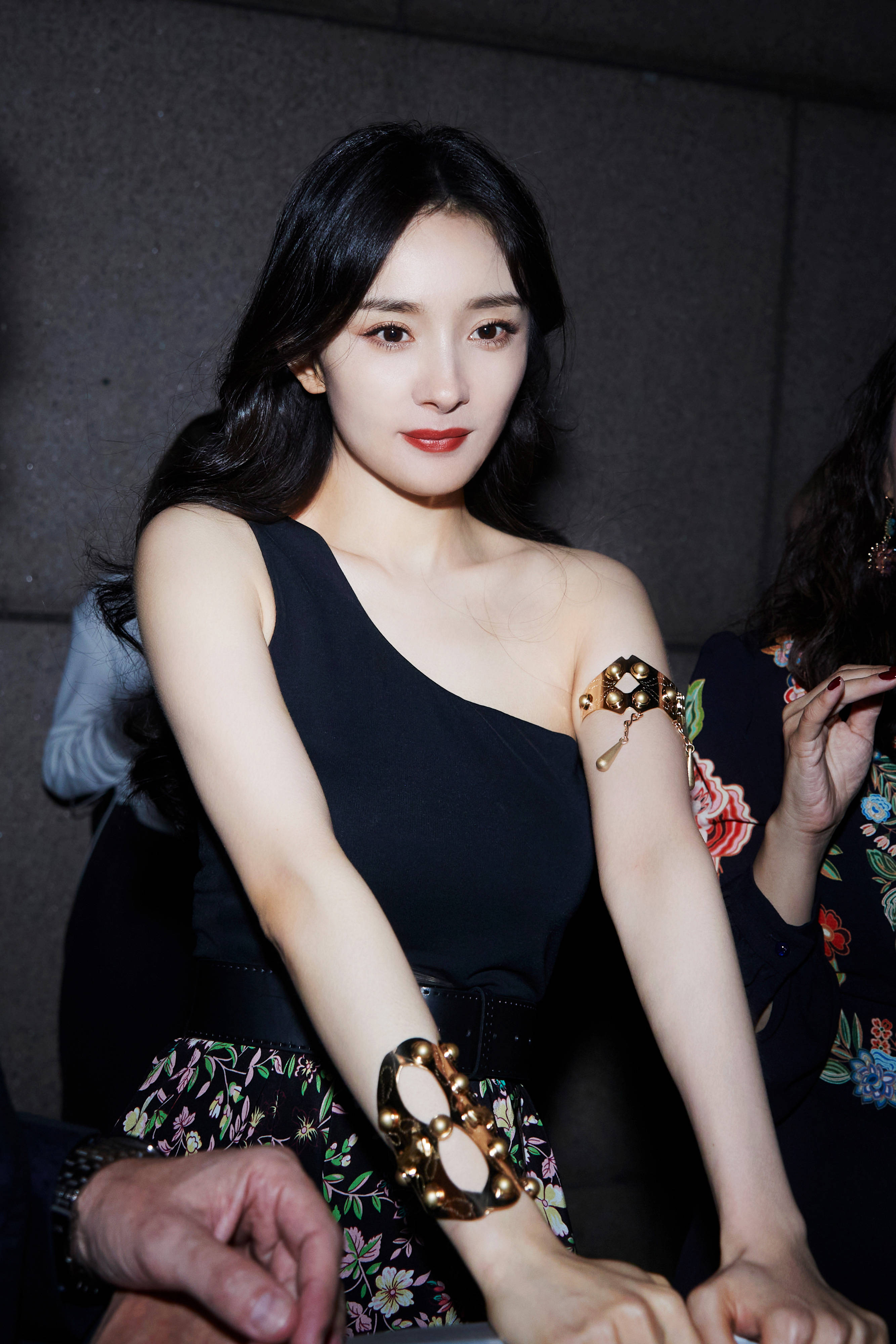 杨幂斜肩连衣裙出席活动纯欲感十足透露自己的生日愿望是