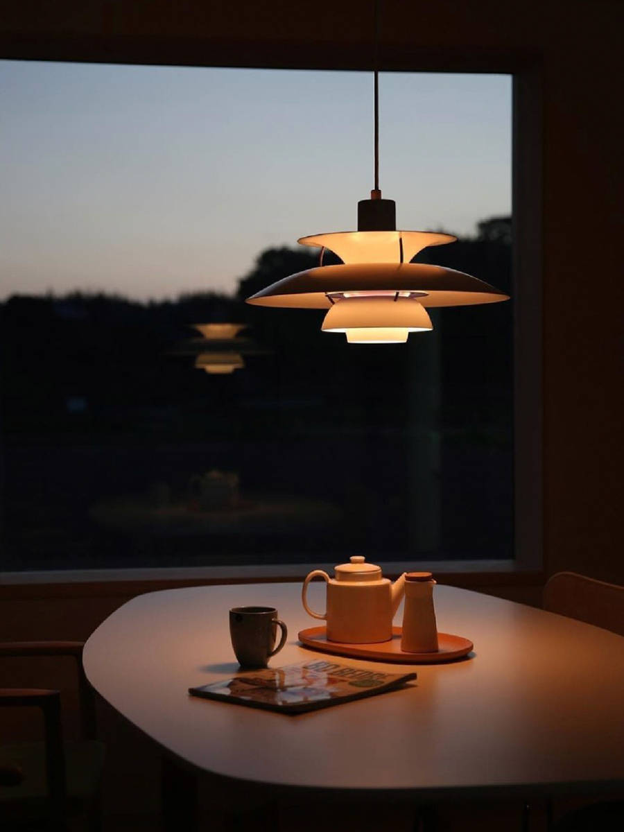 一上市就收到万千喜爱,它造型如同飞碟,据说ph系列灯具的灵感来自厨房