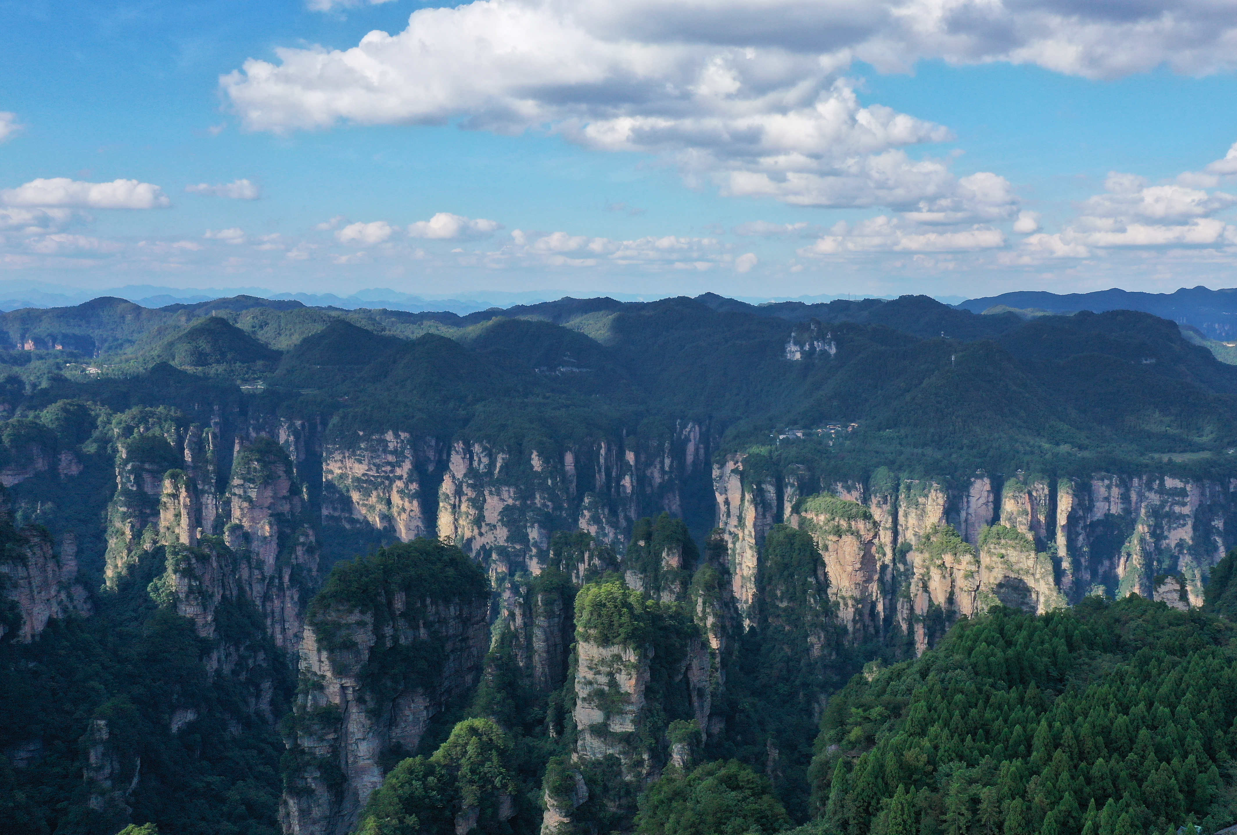 武陵源打造航拍摄影品牌空中视角展示绝美峰林