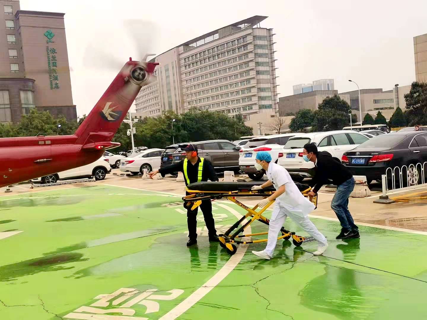 作业|立体“120”上演生死时速，98公里外海上作业男子获救