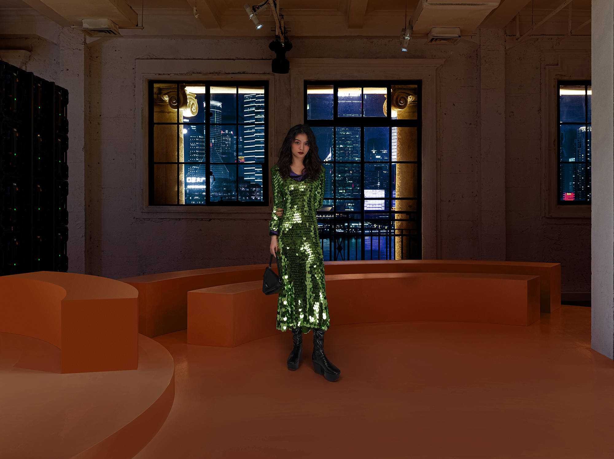 prada代言人春夏出席云看秀活动绿色鱼鳞裙尽显复古格调