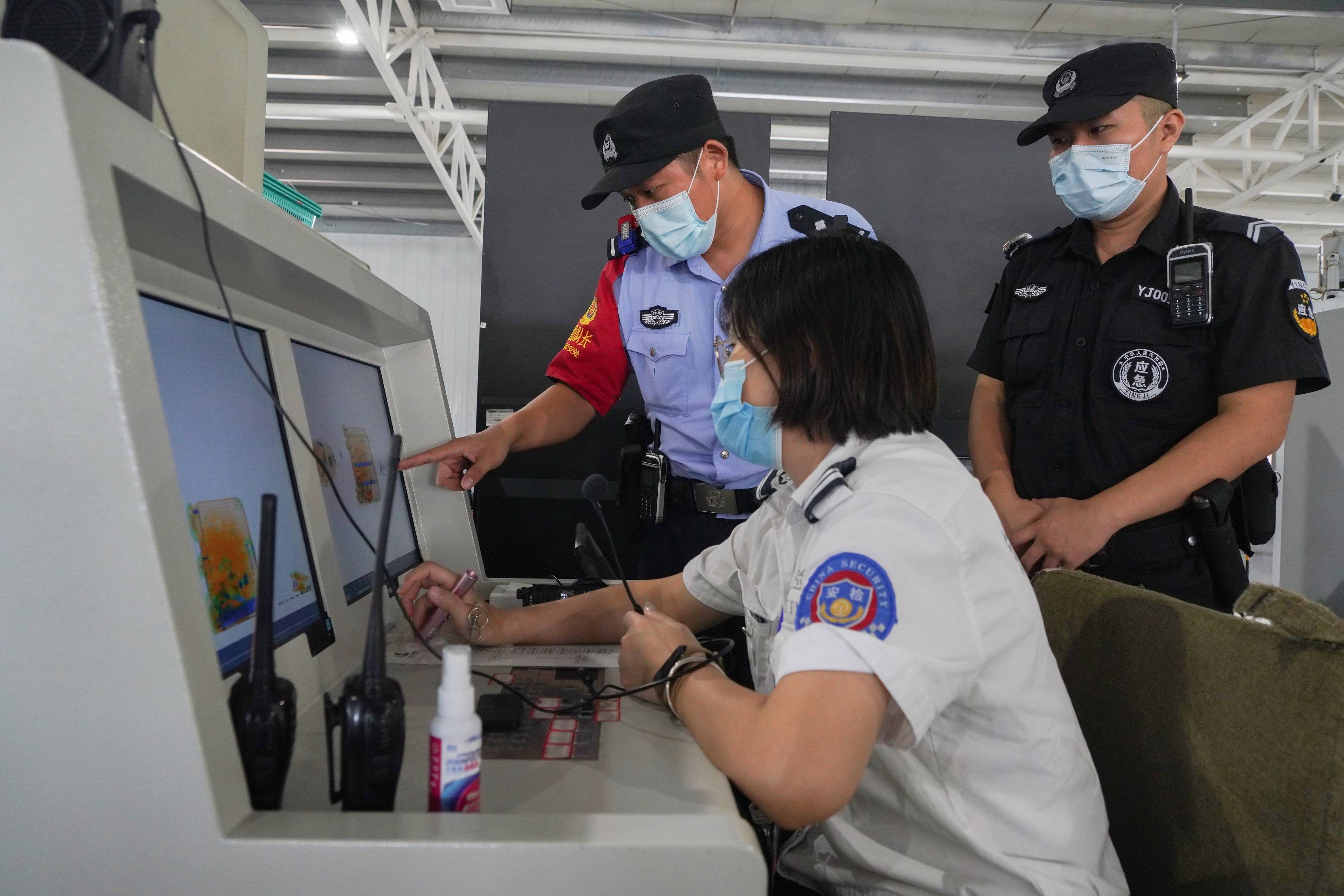 圖為民警指導安檢員開展安檢查危工作 符振華攝