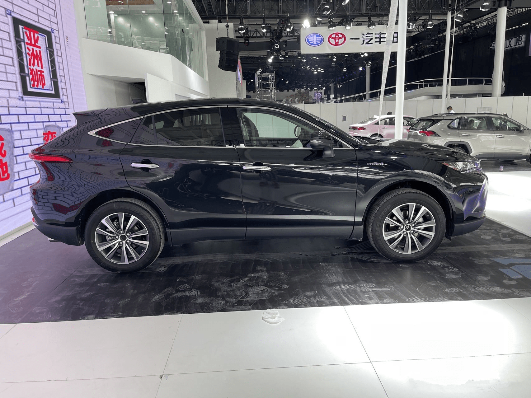一汽丰田凌放HARRIER到达天津车展展台，定位略高于荣放_搜狐汽车_搜狐网