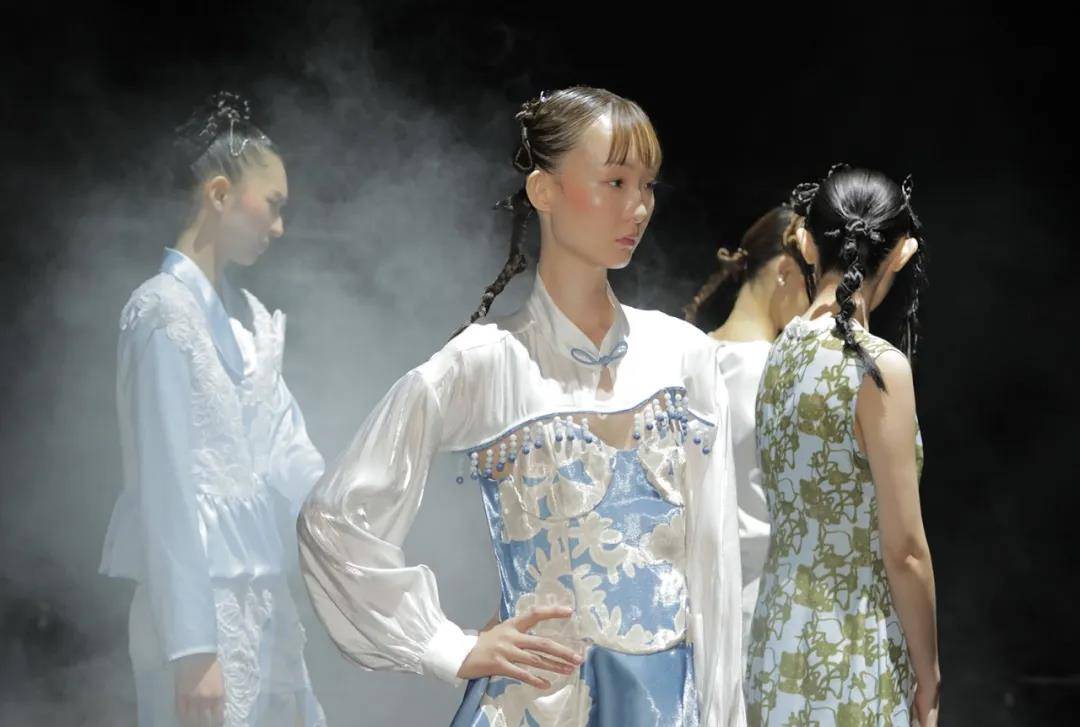 幻境 XUNRUO熏若 x Hello Kitty&amp;Friends联名系列 2022春夏 中国国际时装周秀场