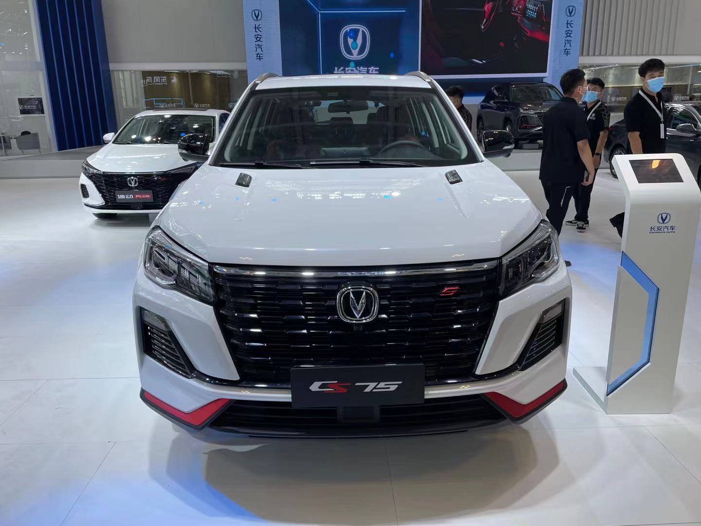 长安cs75蓝鲸版亮相天津车展采用新的前脸设计动力升级