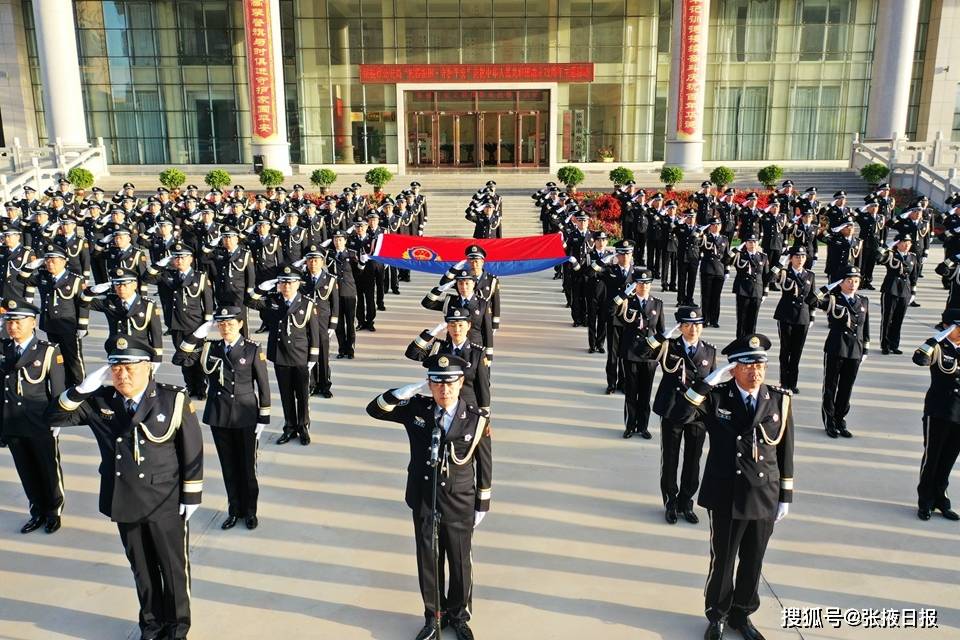 张掖:公安民警举行警礼服列装宣誓仪式
