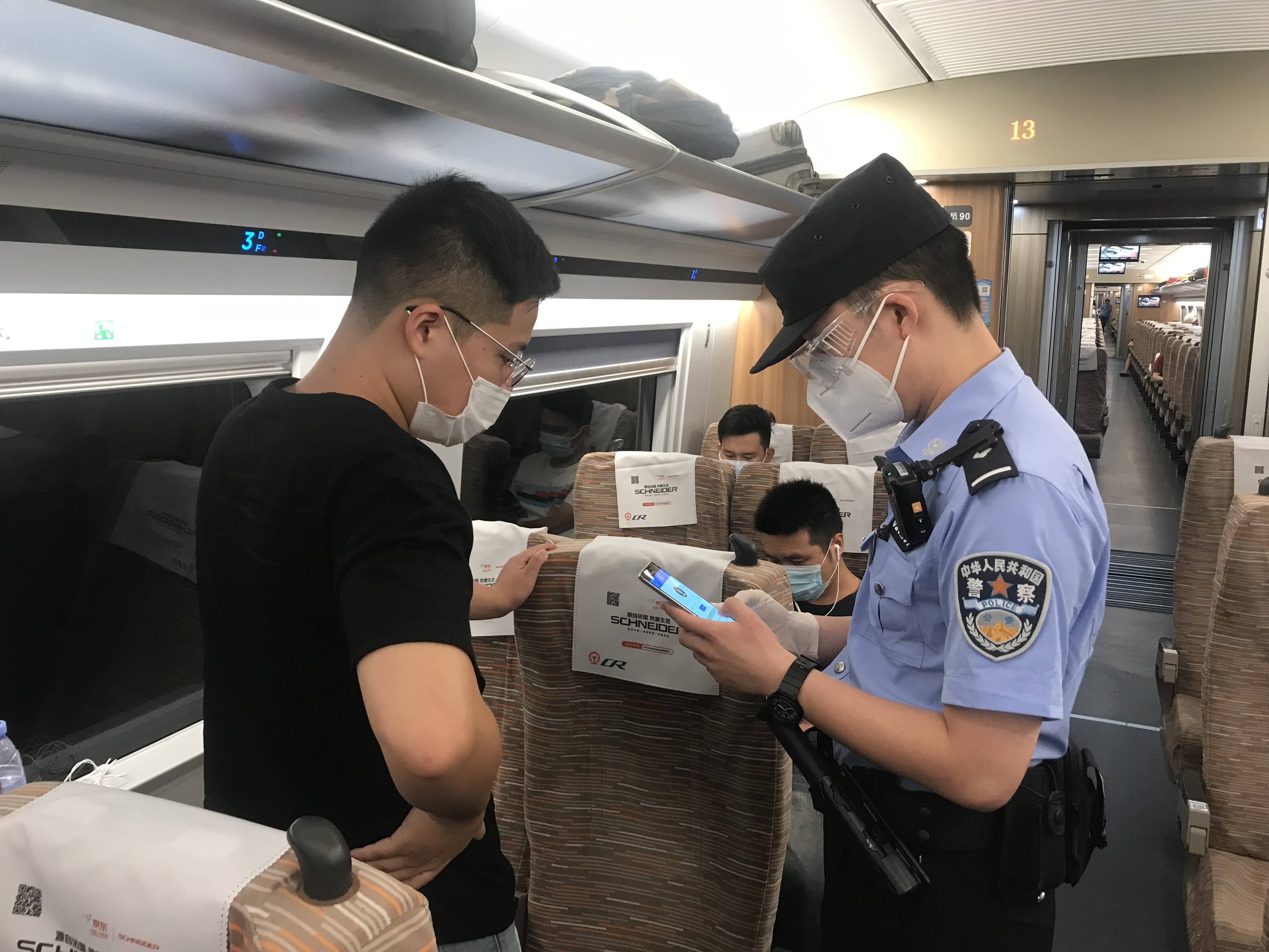 天津铁警多措并举全力护航国庆假期旅客平安出行