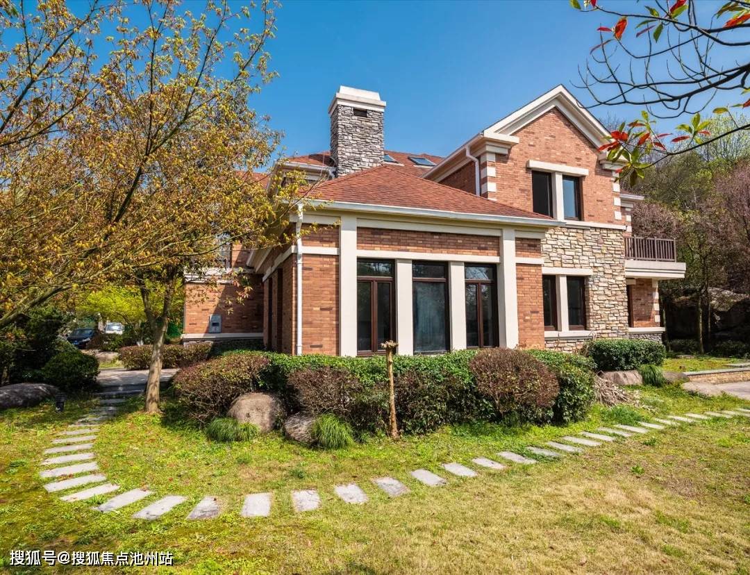 奉贤庄行联排双拼别墅 项目名称:景源名墅 项目地址:上海市奉贤区钜庭