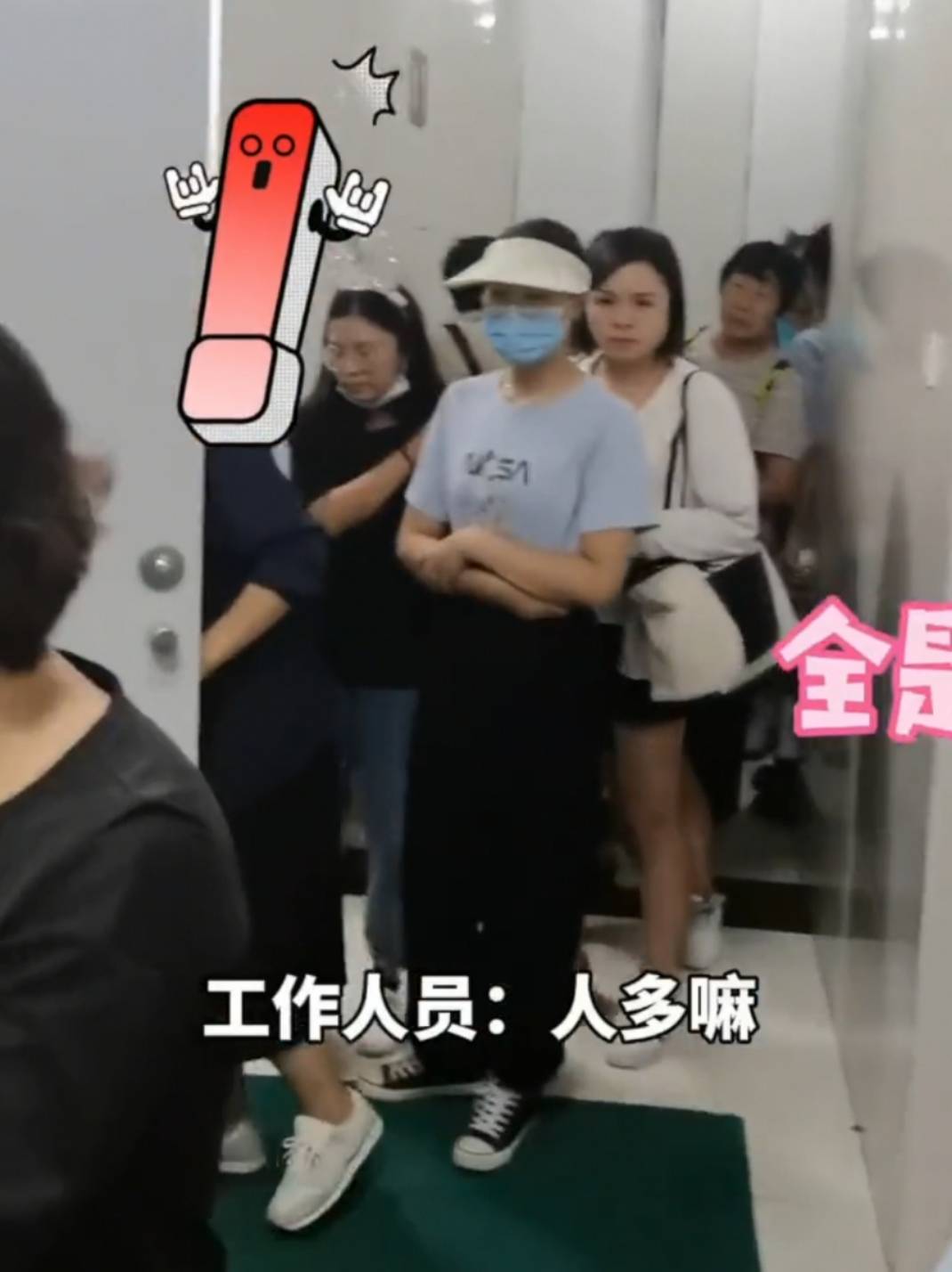 最近，安徽芜湖一景区游客太多，女士排队上厕所排到了男厕里面