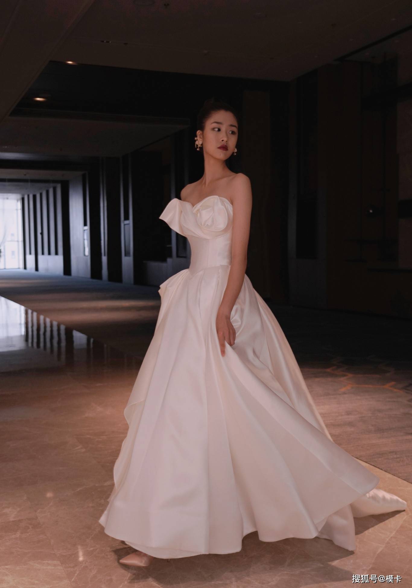 通告 模卡 推荐艺人：鹿柯