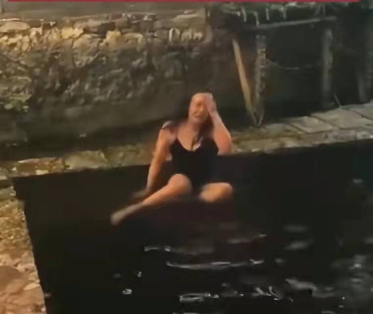 女游客在丽江石榴井游泳戏水，当事人致歉：酒后不慎跌入