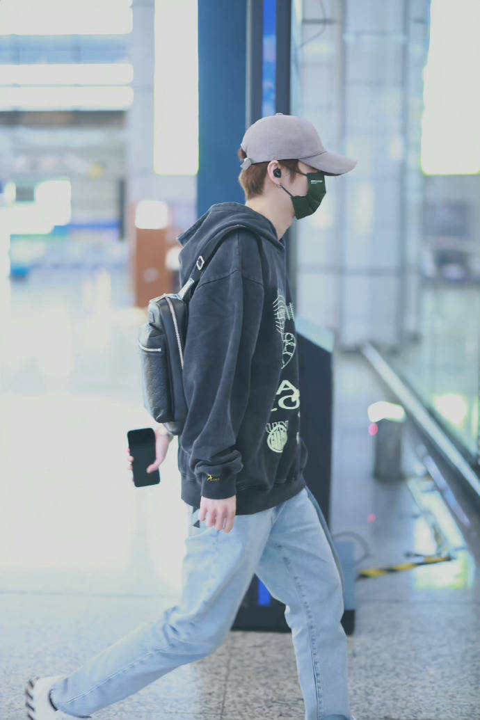 鹿晗卫衣牛仔裤搭棒球帽少年感十足 胳膊纹身吸睛