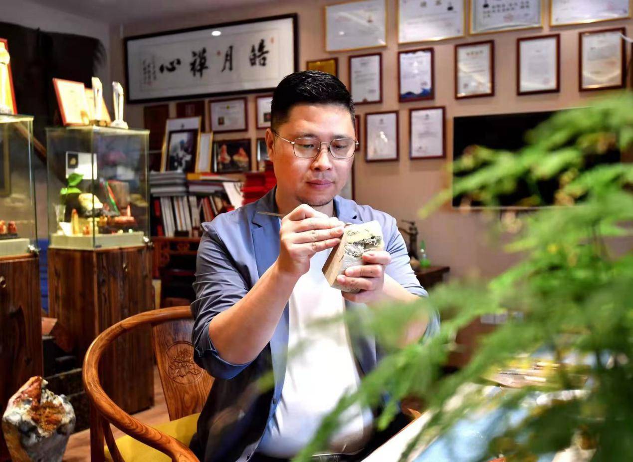 斑彩熠熠风雅独具——中国传统工艺美术大师陈发和他的寿山石创作_手机搜狐网