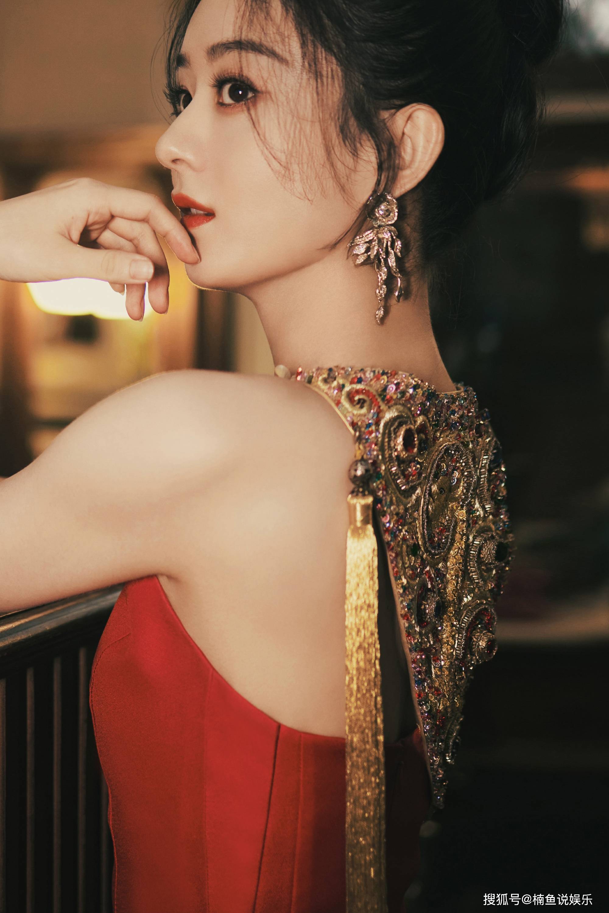 原创赵丽颖露背红裙尽显曼妙身姿鎏金复古优雅十足妥妥的气质美人