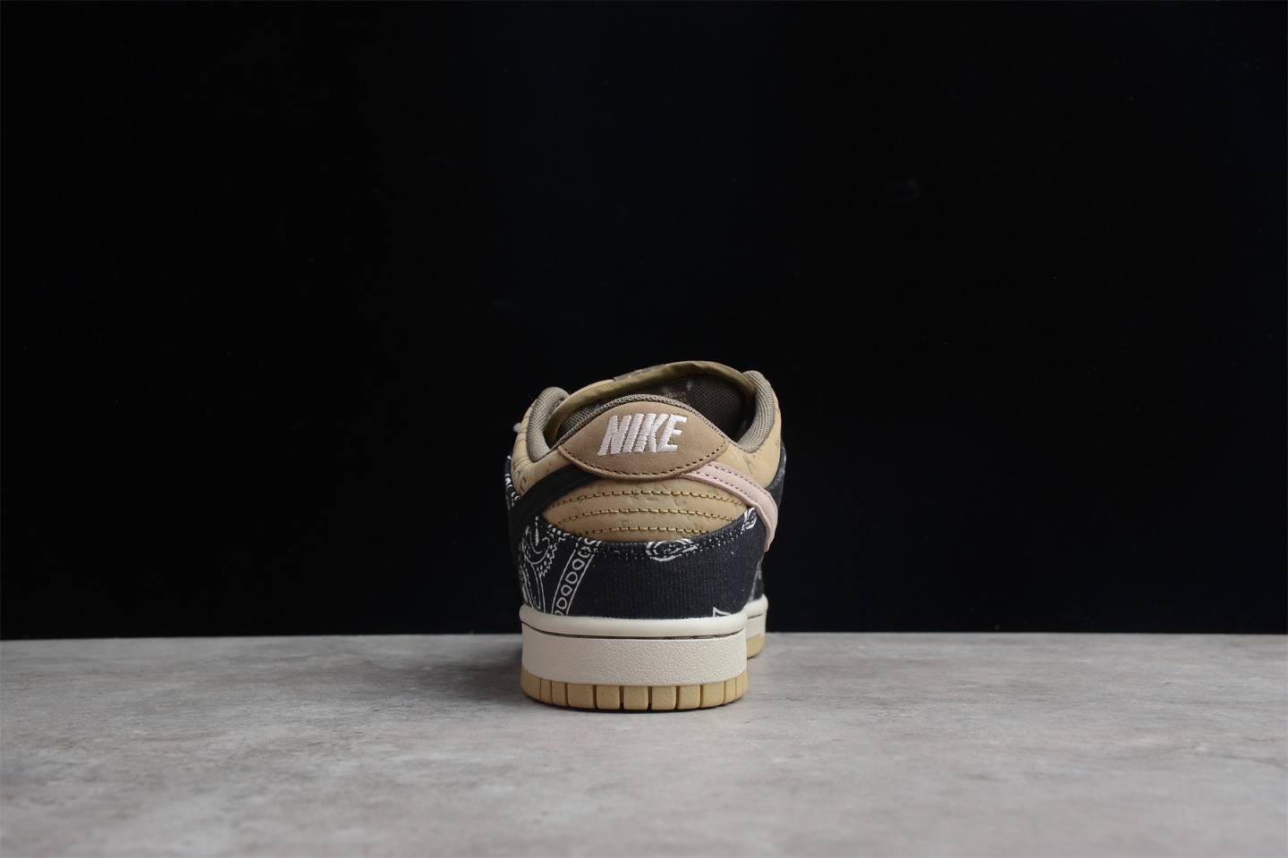 Low 耐克腰果花拼接 Travis Scott 联名 Nike SB Dunk Low 低帮板鞋