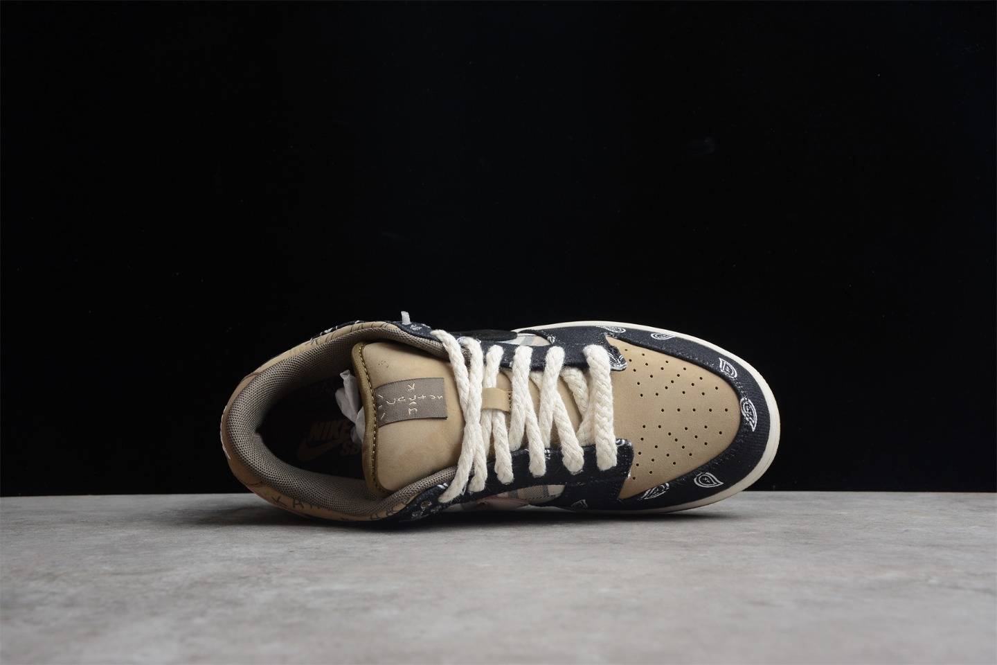 Low 耐克腰果花拼接 Travis Scott 联名 Nike SB Dunk Low 低帮板鞋