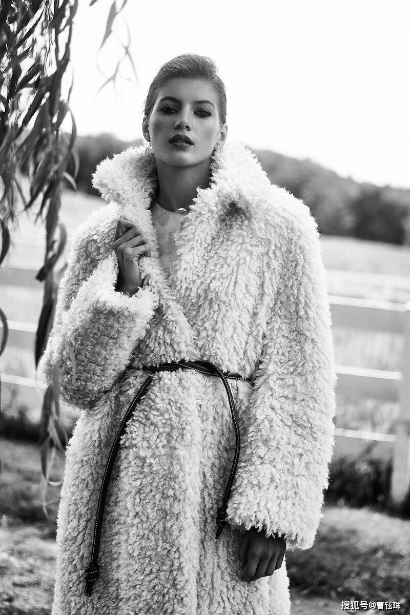 近日俄罗斯超模瓦莱丽·考夫曼(valery kaufman)为10月哈萨克斯坦版