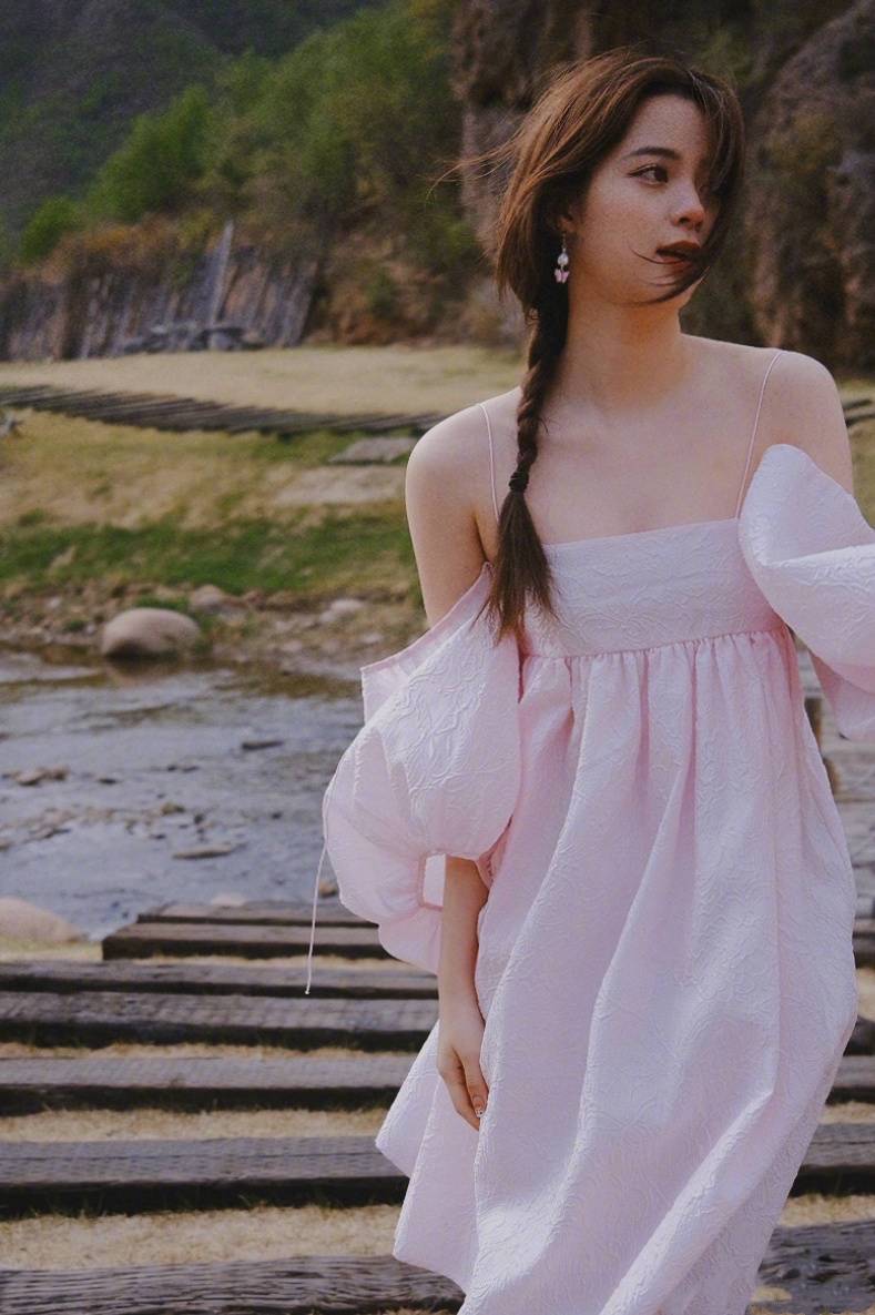 身材 欧阳娜娜穿仙女裙亮相，甜美少女感爆表，造型堪比“在逃公主”