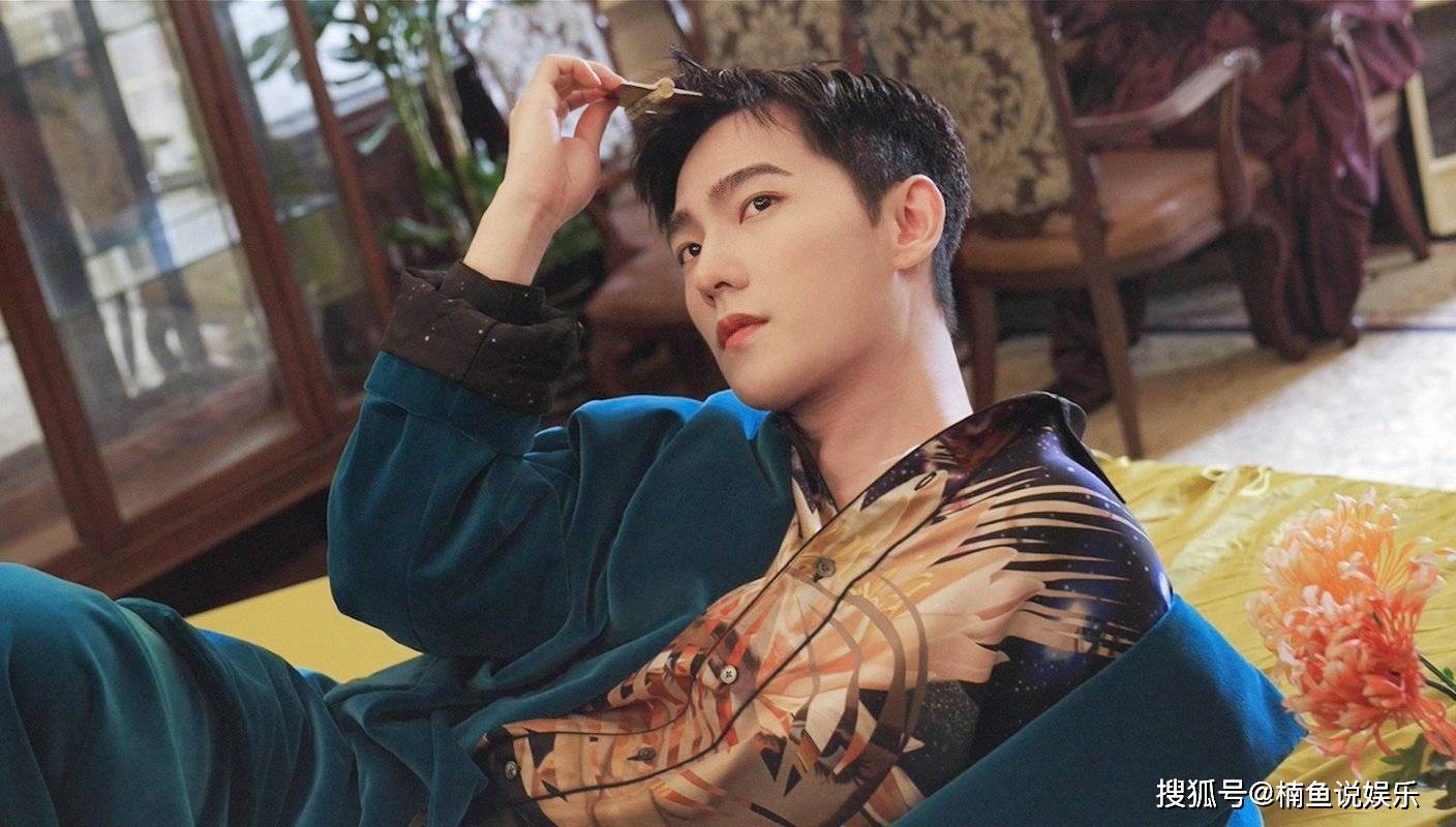 西装 杨洋老上海写真好迷人,穿玫红色西装潇洒刮胡子,妥妥的花花公子