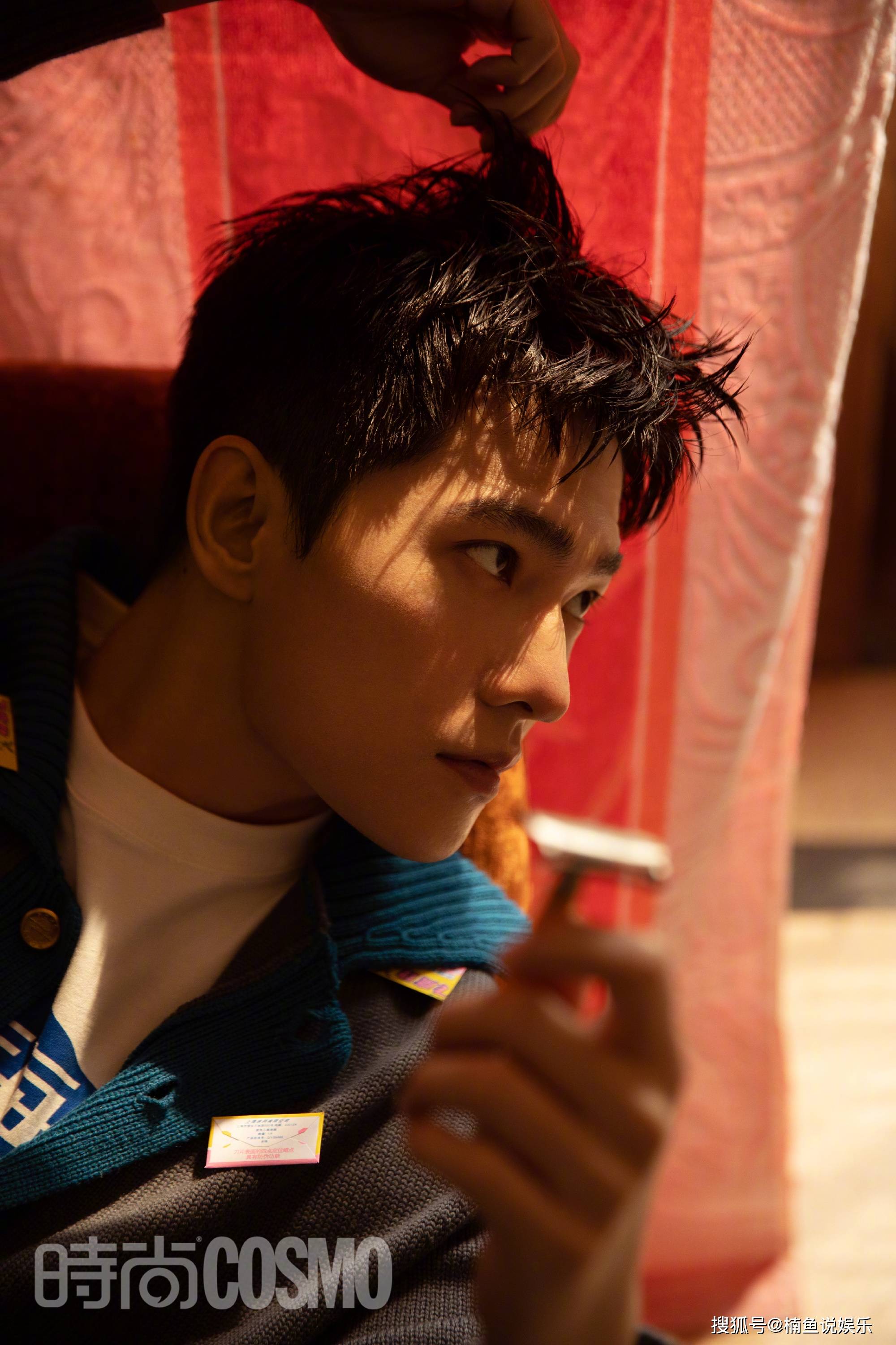 西装 杨洋老上海写真好迷人,穿玫红色西装潇洒刮胡子,妥妥的花花公子