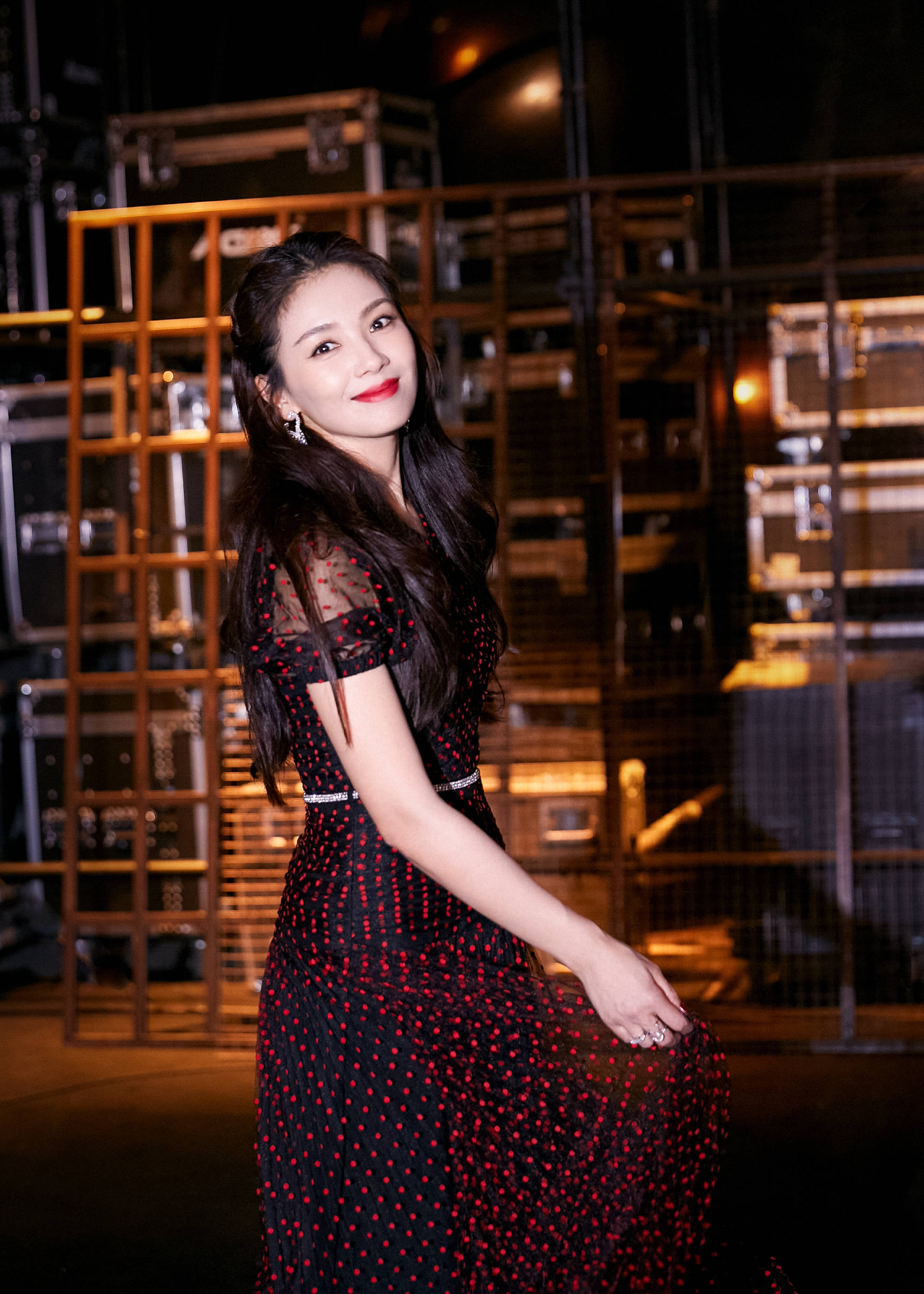 刘涛穿酒红色波点长裙优雅迷人主持节目自信大方