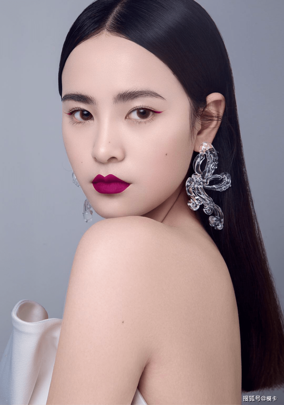 通告 模卡 推荐艺人：知知