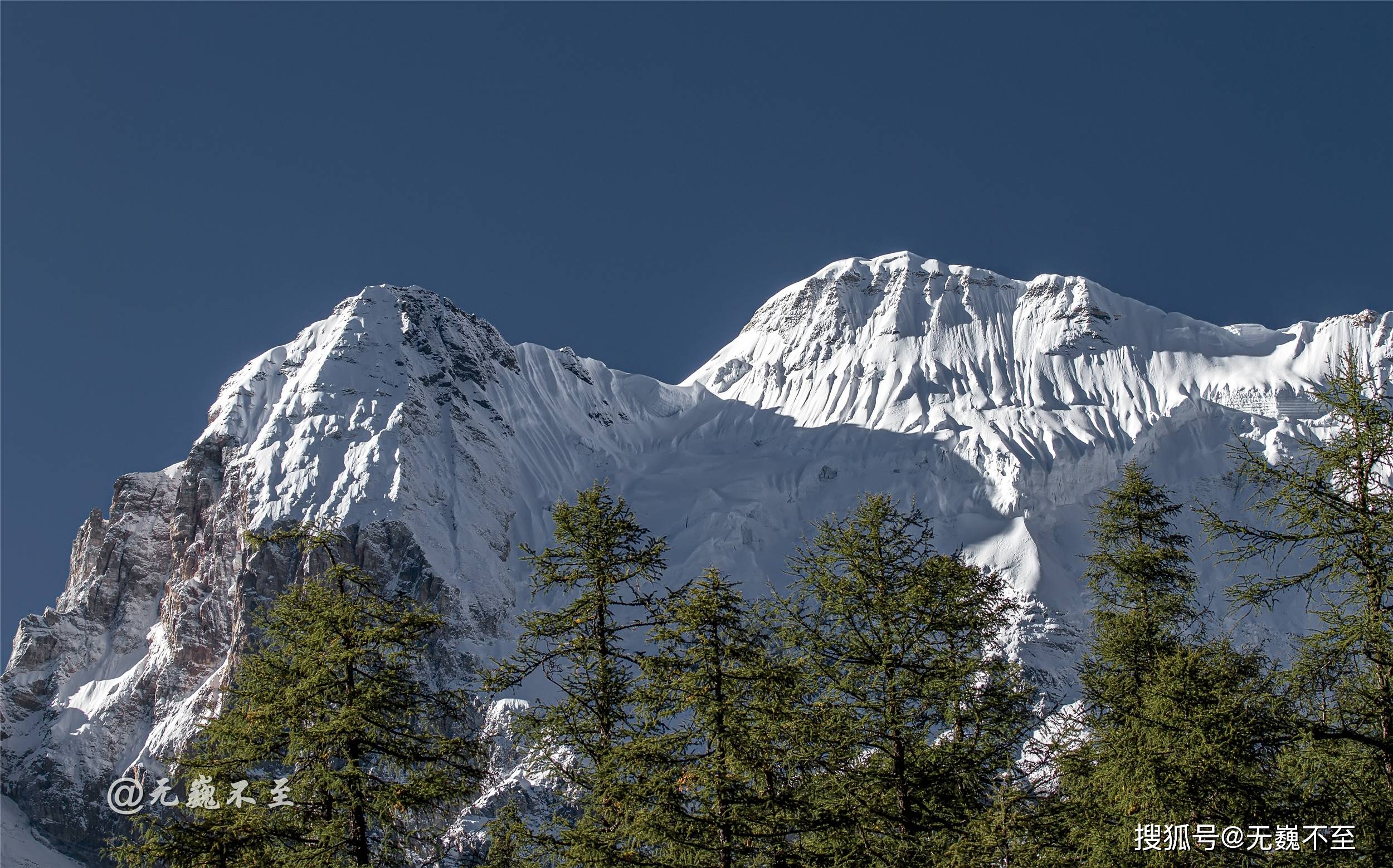 区,由仙乃日,央迈勇,夏诺多吉三座呈品字形分布的雪山和周围的河流