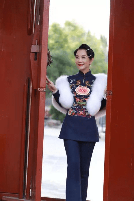 刺绣 他们都穿上了大衣,爱旗袍的你如何优雅的度过这个冬季