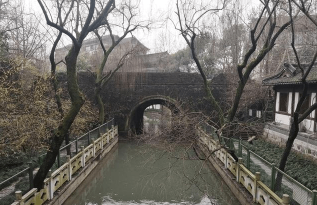 杭州唯一真实存在的古城门，扼守运河水道，侥幸逃脱没被拆除