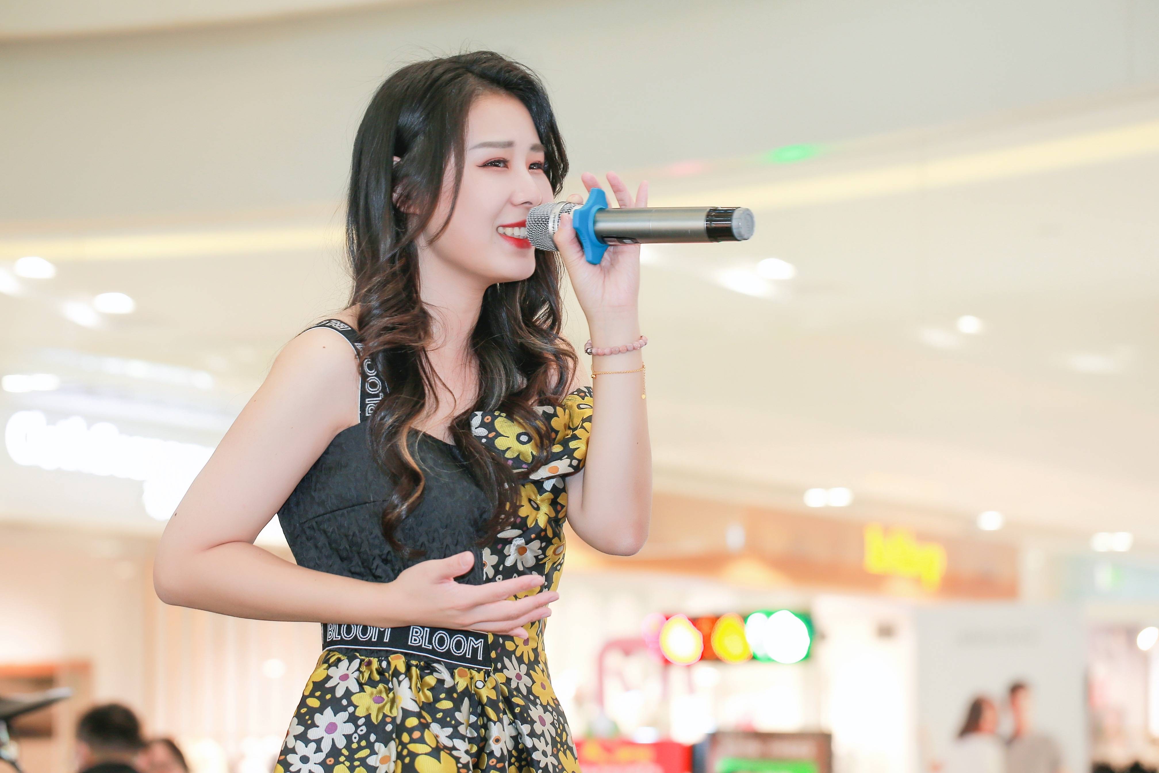 歌手叶莺现身宝山罗店宝龙广场,北上海打卡新地标,又一城市综合体