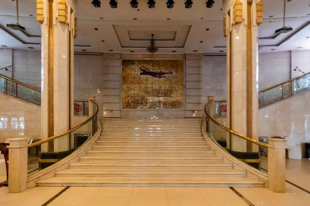 龙华机场候机楼建于1946年,为四层钢筋混凝土框架结构.