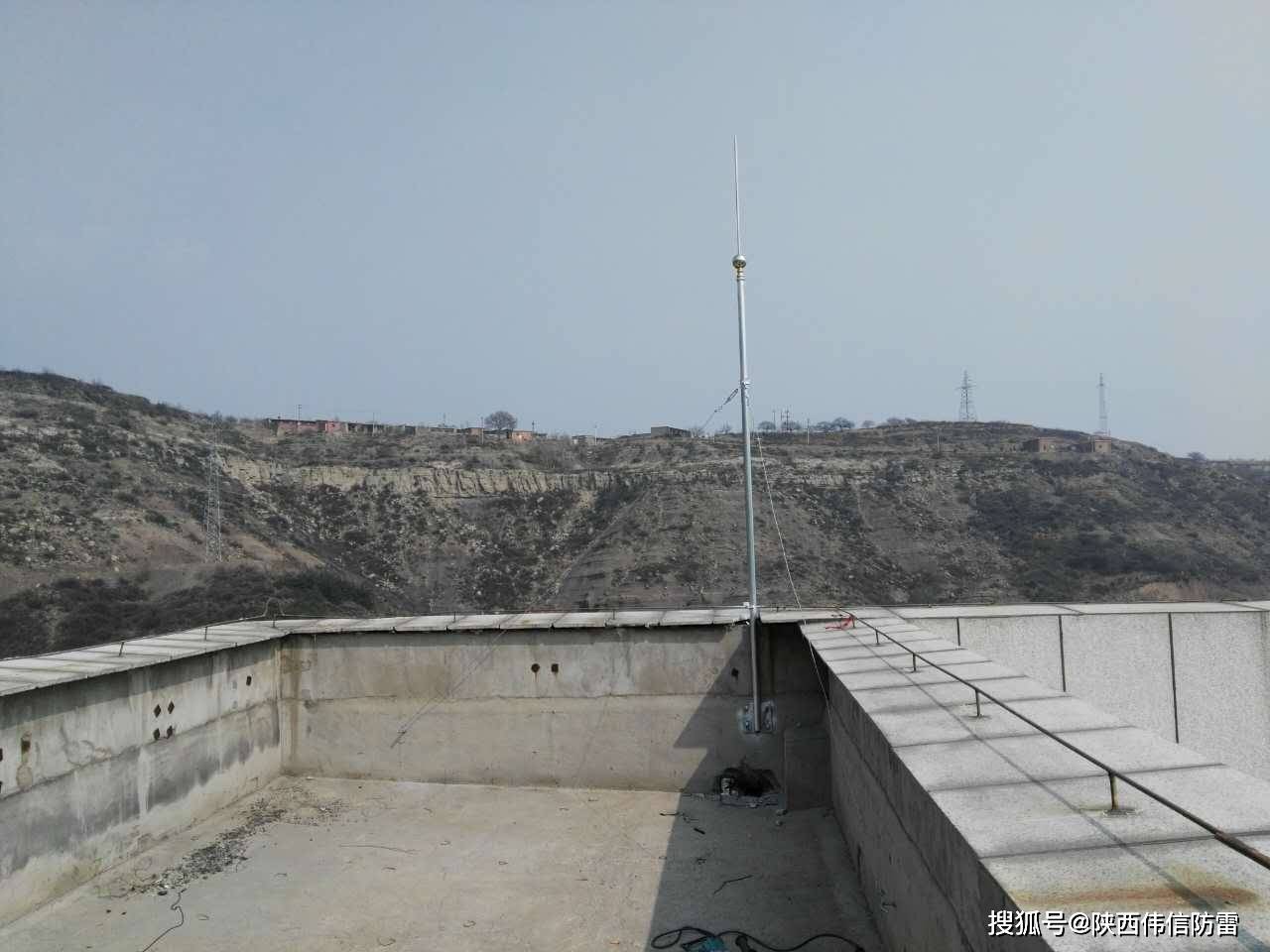 砖混结构,为了提高其防雷可靠性,建议在屋面敷设避雷网格,网格采用6*