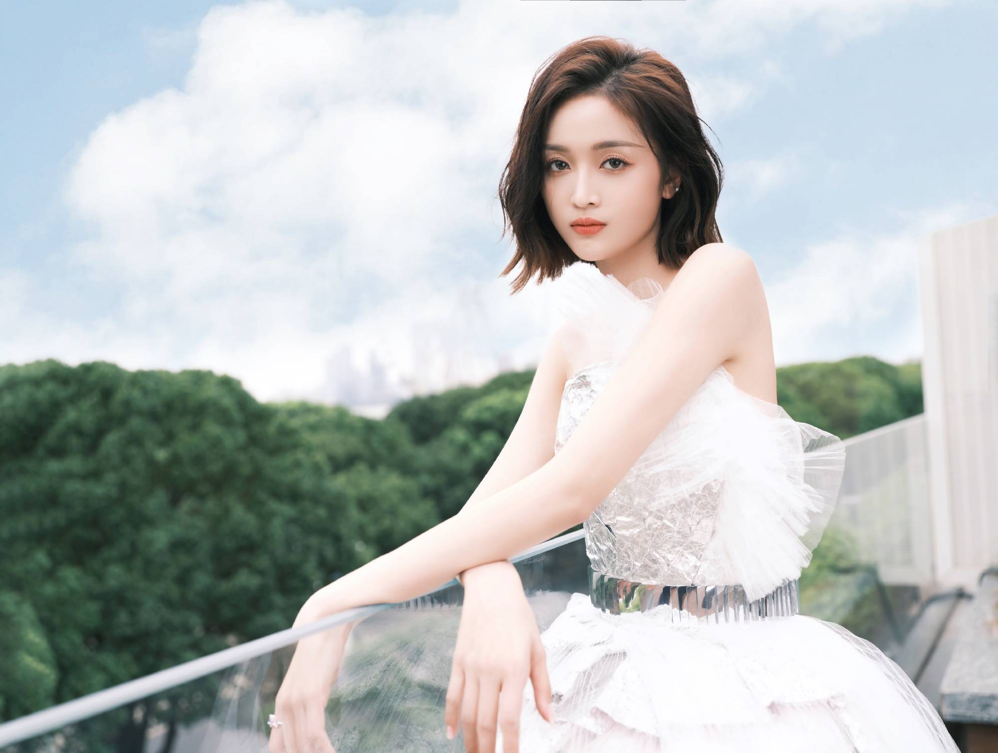 吴宣仪白色纱裙大秀美背 裙摆飘逸甜美可人