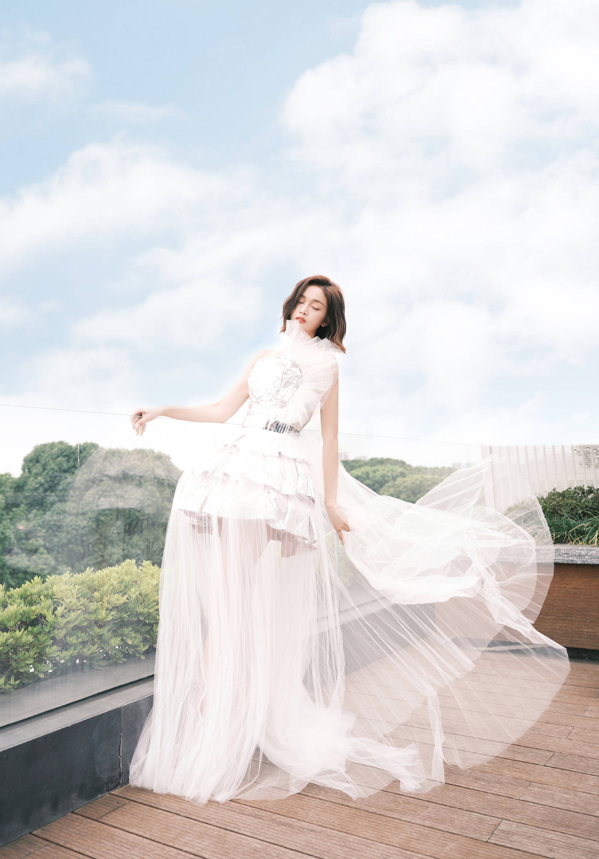 吴宣仪白色纱裙大秀美背 裙摆飘逸甜美可人