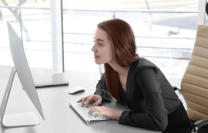 低头伏案工作族引起颈椎受损的5个错误姿势你不能不知道