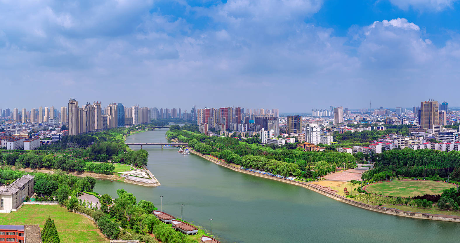 目前的漯河市沙澧河风景区为国家aaaa级景区,那里风景旖旎,绿树成荫