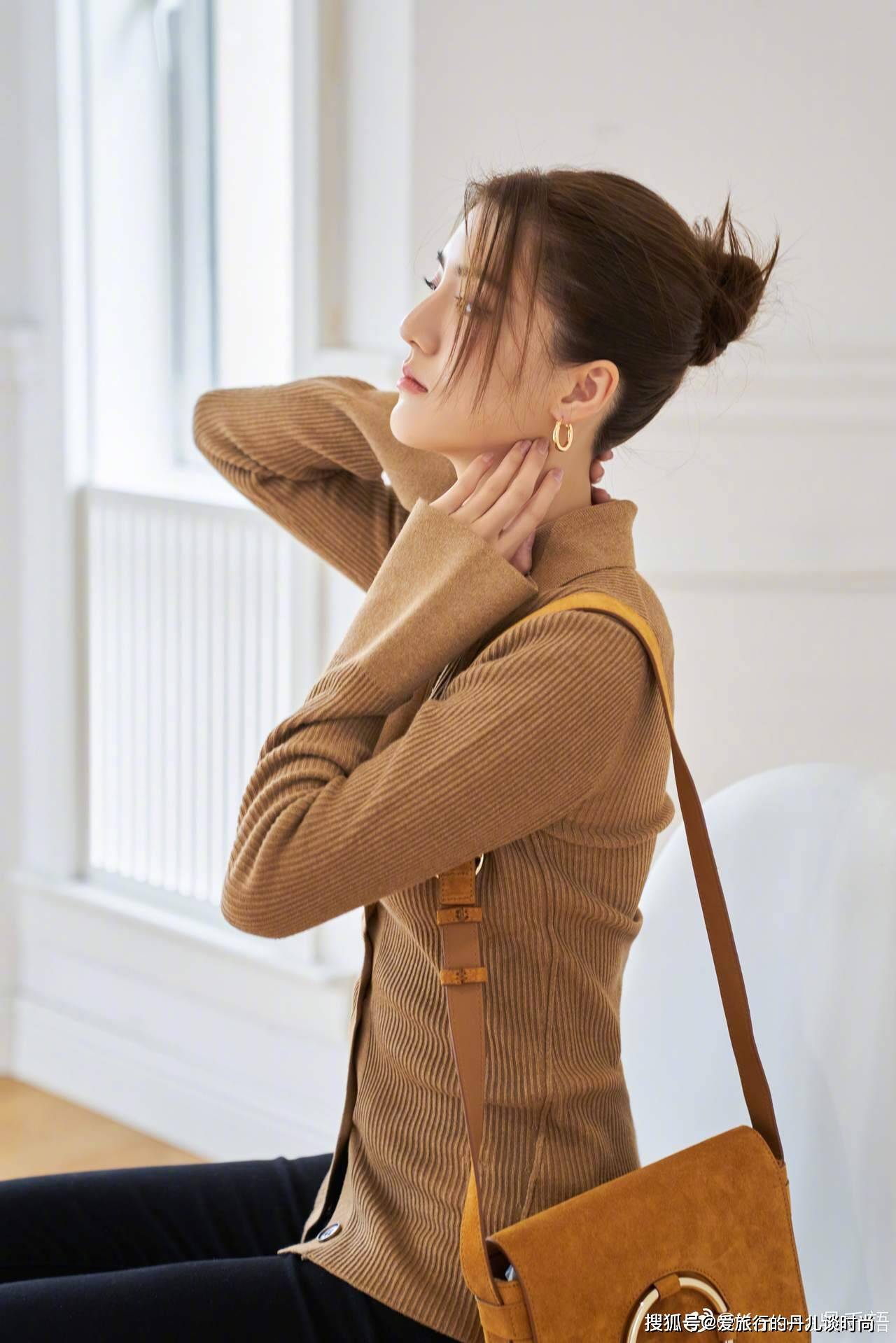 吴千语身穿棕色针织衫搭配黑色休闲裤时尚有型尽显名媛气质