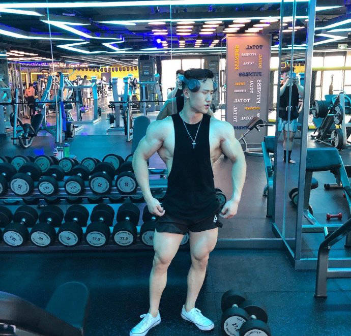 身高不夠肌肉來湊，腹肌漂亮胸肌有型，健壯的貼身私教痞帥迷人！ 健身減肥達人 第2张