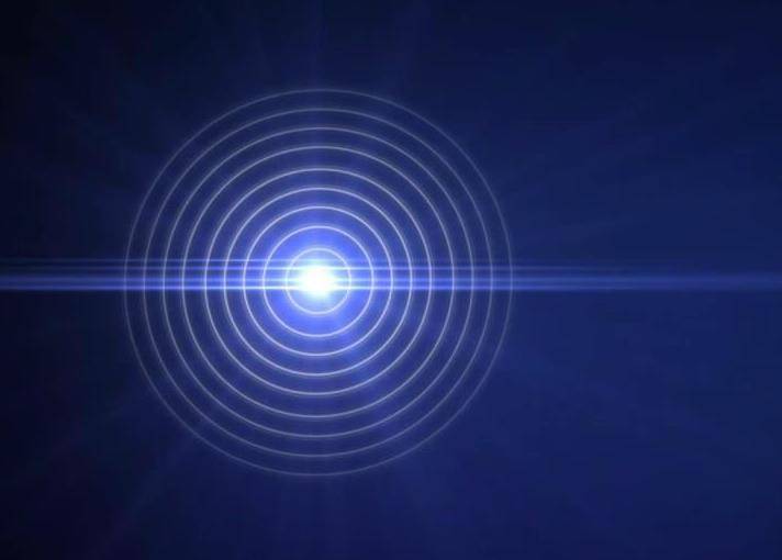 在产生的差频信号中加入多普勒频移分析,在获取距离信息的基础上获取