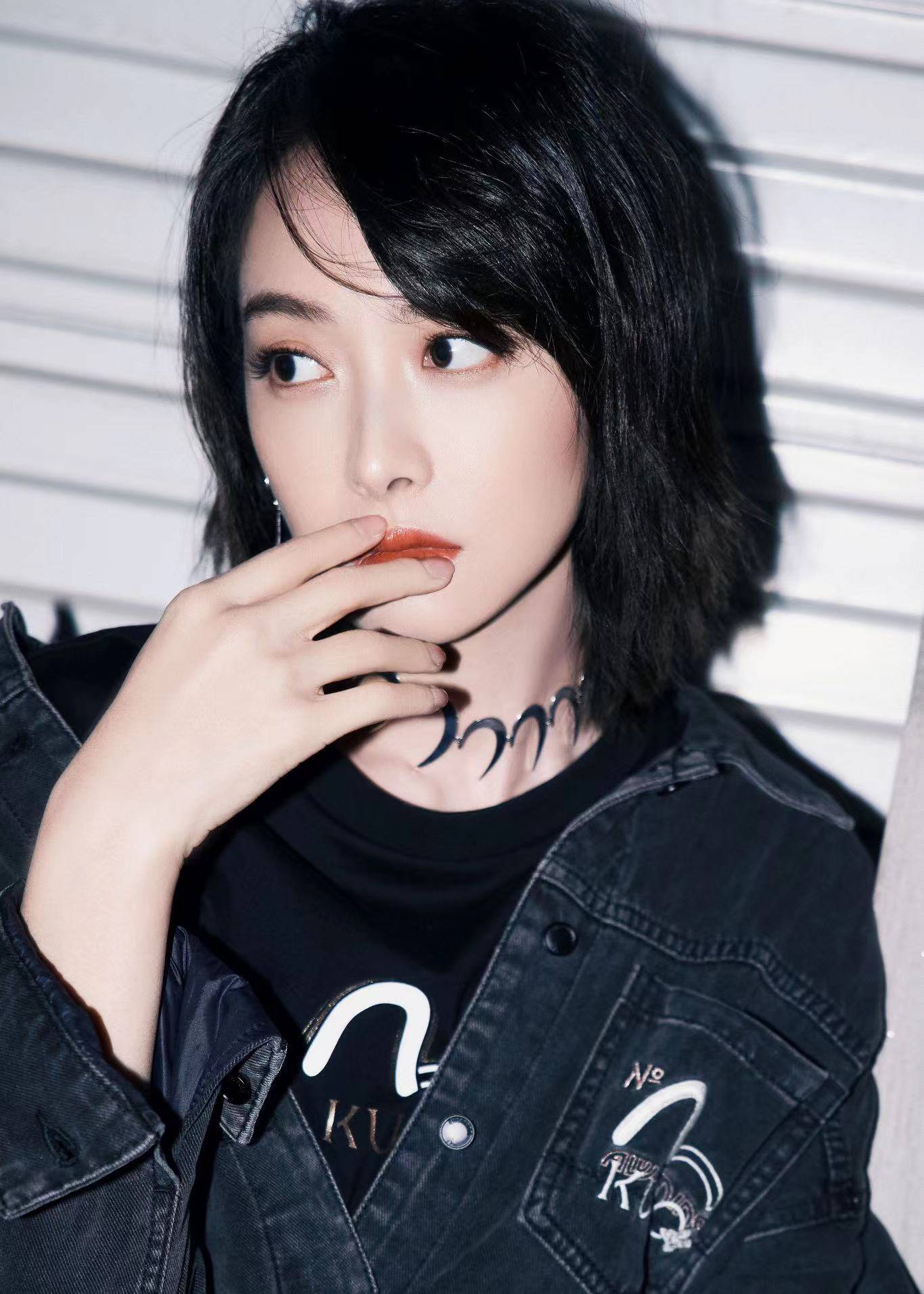 宋茜出席evisu三十周年大秀前行不羁化身潮酷女孩