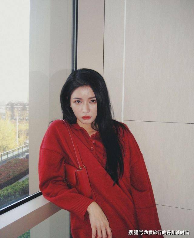 蔡卓 蔡卓宜：红色翻领毛衣搭配直筒牛仔裤，甜美可人，青春洋溢