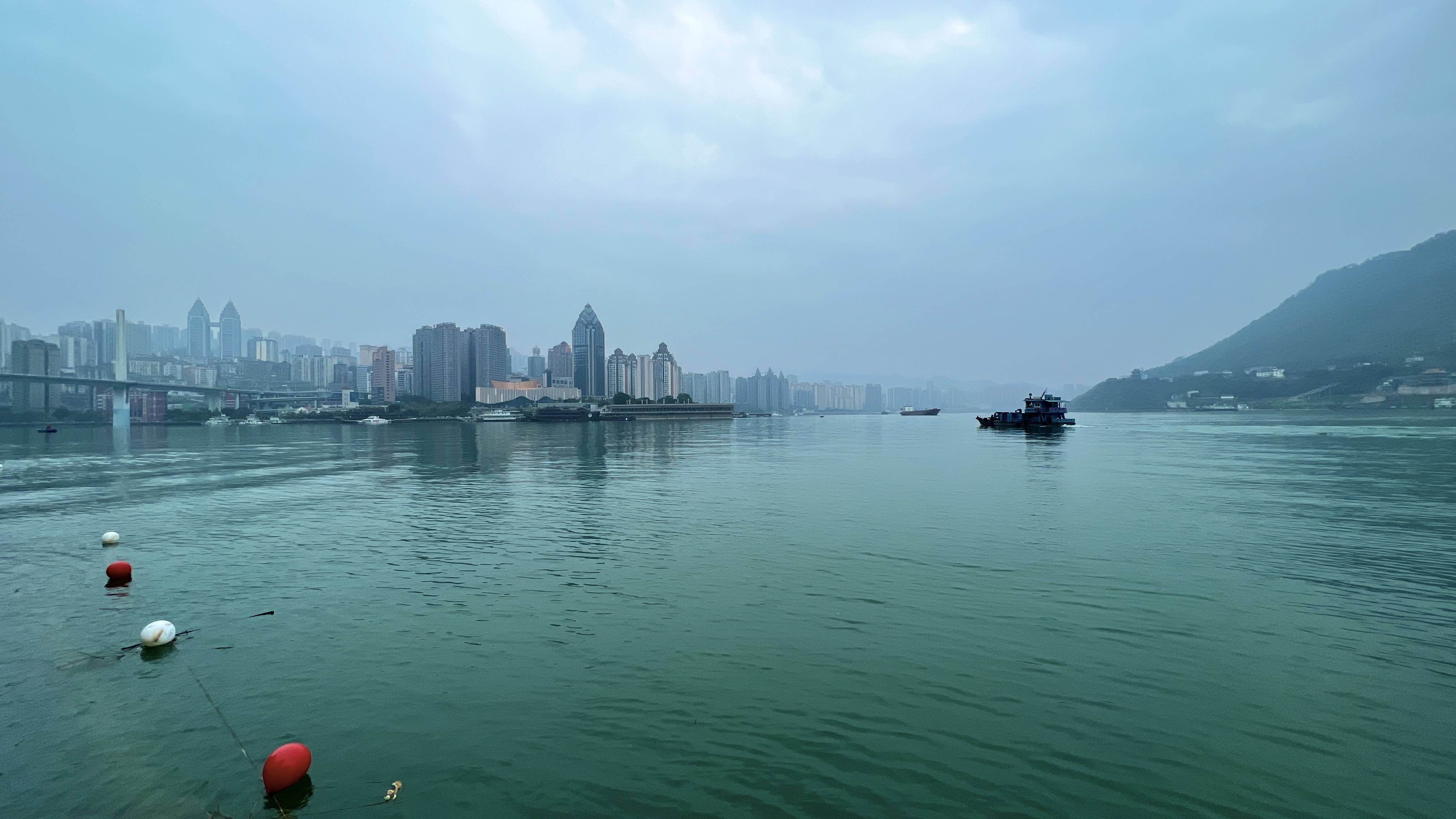 重庆涪陵三峡库区新一轮蓄水完成长江沿线呈现平湖美景